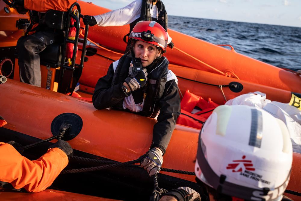 Le chef d&#039;une des deux équipes SAR (Search and Rescue) donne des instructions pendant une formation RHIB (rigid-hull inflatable boat) afin d&#039;être prêt pour les sauvetages, le 11 novembre 2021.