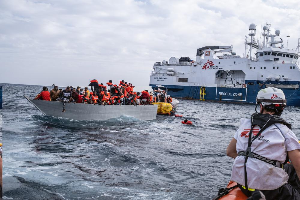 Les équipes MSF opèrent le troisième sauvetage de la journée sur un bateau en détresse avec des personnes à bord. SAR, novembre 2021 