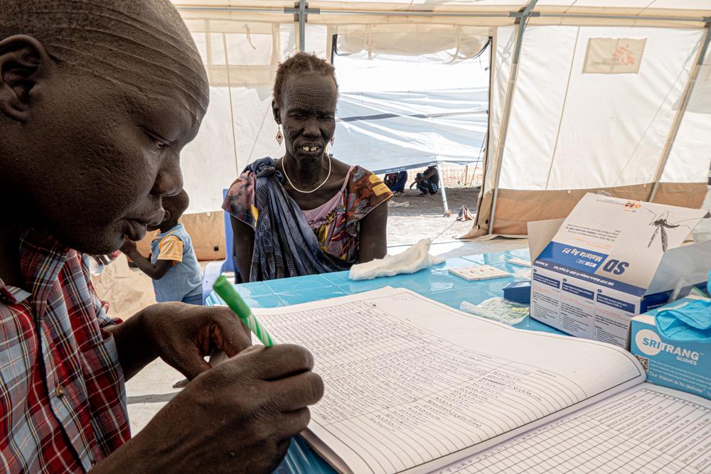 Nyaney Thot Machuol, qui a été déplacée par les inondations et qui vit maintenant dans un camp de déplacés de fortune, est testée et traitée pour le paludisme dans les cliniques mobiles MSF de la ville de Bentiu, dans l&#039;État d&#039;Unity. 