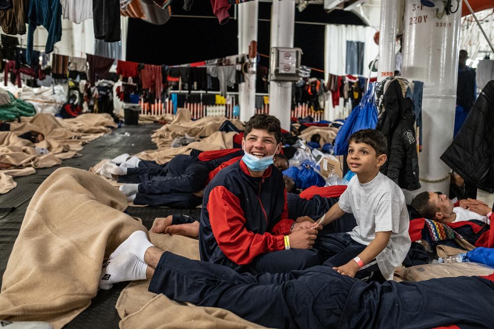 Hassan, 13 ans, et Ali, 7 ans, sont heureux d'être sur le Geo Barents après avoir passé plus de 13 heures dans un bateau en bois à la dérive dans la zone SAR libyenne, avant d'être secourus par les équipes SAR de MSF le 16 novembre 2021. 