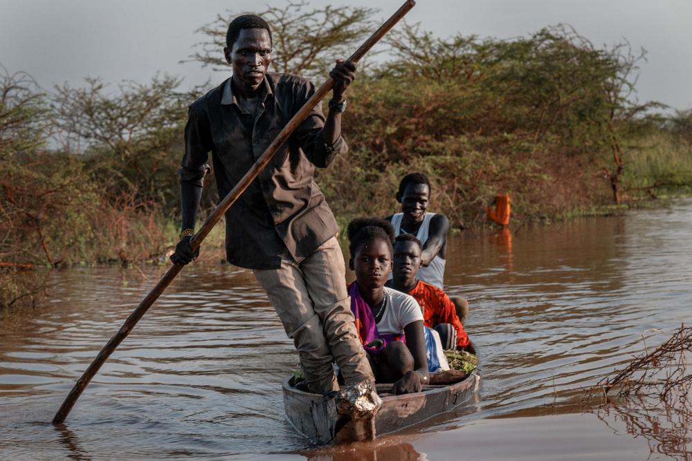 Des personnes dans un canoë naviguent sur les eaux de crue à Bentiu, où les maisons et les moyens de subsistance des gens (cultures et bétail), ainsi que les établissements de santé, les écoles et les marchés, sont complètement submergés. 
