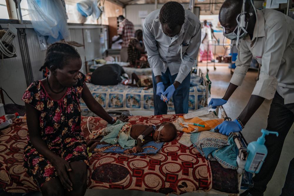 Nyanhial et bébé Chuong. Les enfants hospitalisés ont tous un problème secondaire à la malnutrition. Le responsable clinique Koang Elijah : « Les gens marchent pendant des jours dans l&#039;eau pour venir ici ». 