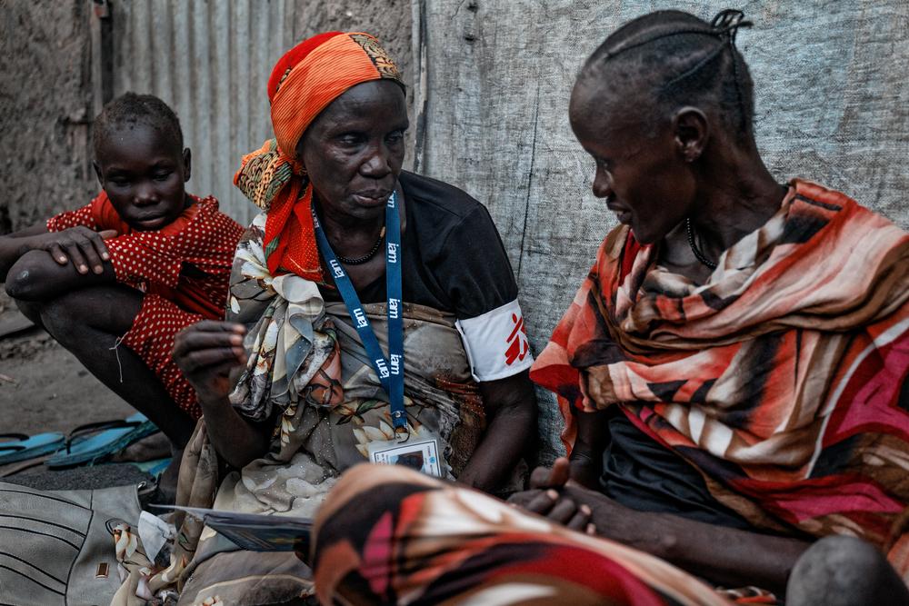Une femme du service de soins communautaires de MSF dans le camp de déplacés de Protection of Civilans travaille avec des femmes pour discuter de la violence sexuelle et sexiste. 