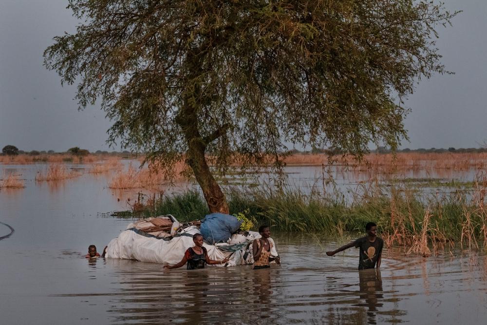 Nyataba et sa famille ont marché dans l&#039;eau pendant quatre jours et viennent d&#039;atteindre la sécurité comparative à Bentiu. Les digues protégeant son village ont cédé et ils ont dû partir. 