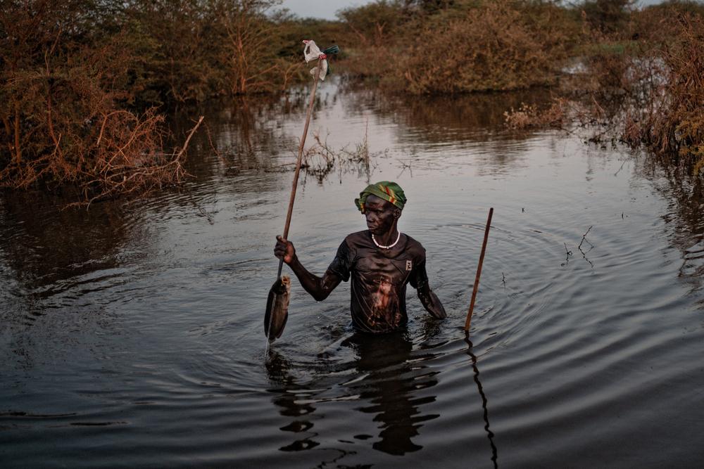 Un homme patauge dans les eaux de crue dans le pays de Rubkona à Bentiu pendant qu&#039;il pêche. 