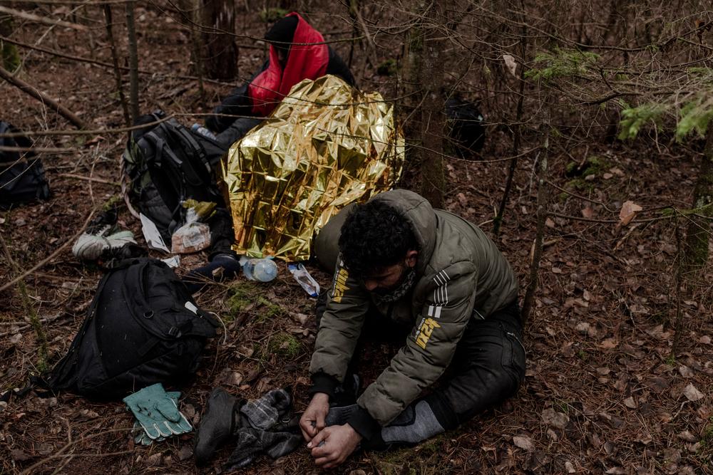 Bella (21 ans) voyage depuis quelques jours avec une famille de Kurdes. Il est aussi kurde et vient d&#039;Irak. Il n&#039;a pas mangé depuis quatre jours. Près de Siemianowka, en Pologne. 