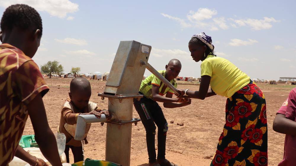 Salamata, vit depuis plus de deux ans avec son mari, ses enfants et près de 2 000 autres personnes dans le camp situé à la périphérie de la ville de Barsalogho, au Burkina Faso.  