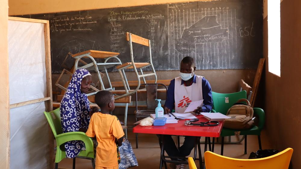 Un enfant est examiné par le personnel médical de MSF dans le cadre d&#039;une clinique mobile à Titao, dans la région du Nord, au Burkina Faso. 