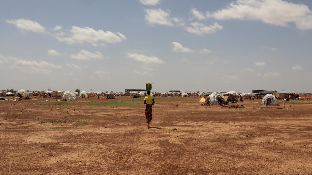 Salamata, vit depuis plus de deux ans avec son mari, ses enfants et près de 2 000 autres personnes dans le camp situé à la périphérie de la ville de Barsalogho, au Burkina Faso.  
