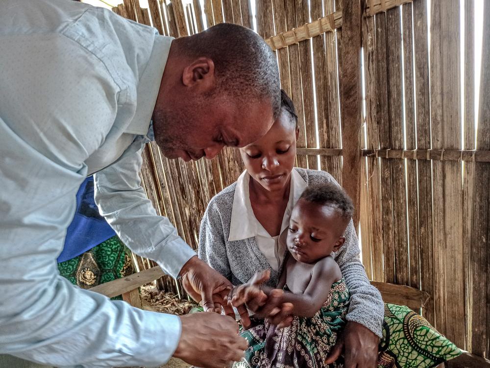 La petite Asha passe un examen nutritionnel chez un agent de santé communautaire dans la zone de santé de Salamabila. 