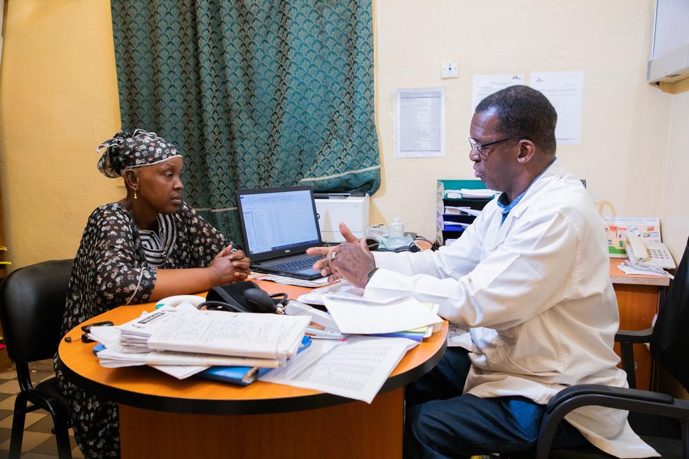Consultation médicale entre le Dr Abdramane Alou Kone, oncologue médical, et une patiente atteinte d&#039;un cancer du sein à l&#039;hôpital universitaire Point G. 