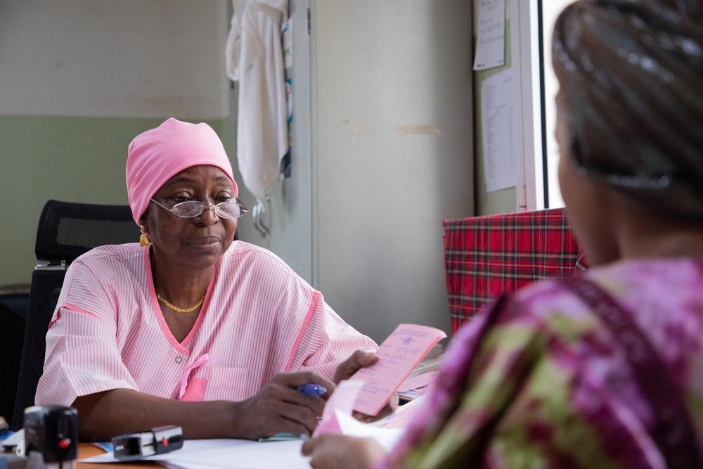 Nene Sow, sage-femme, s&#039;entretient avec sa patiente après l&#039;avoir soumise à un dépistage du cancer du sein et du col de l&#039;utérus à l&#039;hôpital Gabriel Toure.