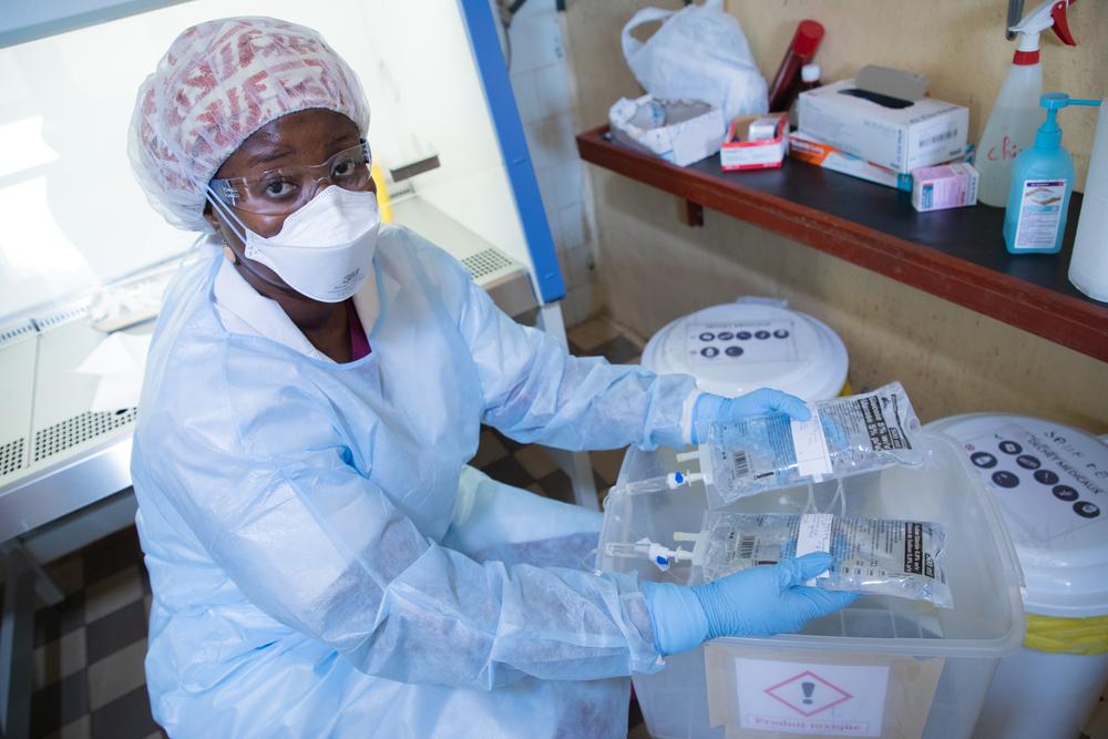 Zeinebou Tapa Danyoko, infirmière MSF, prépare les médicaments pour une séance de chimiothérapie à l&#039;hôpital universitaire du Point G.