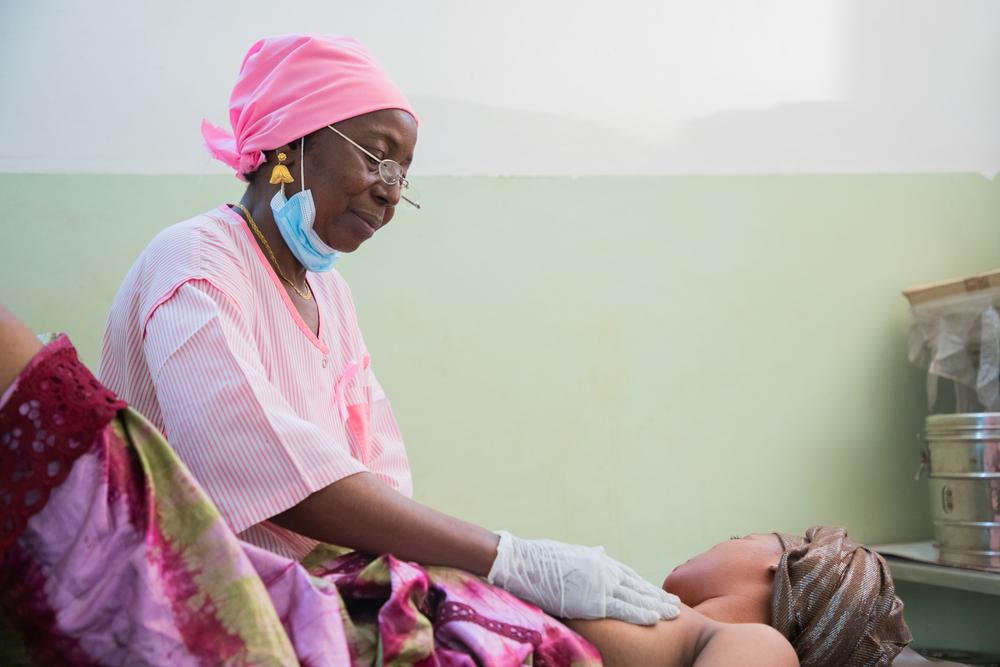 Nene Sow, sage-femme, examine le sein d&#039;une patiente pour détecter toute anomalie lors d&#039;une consultation à l&#039;hôpital Gabriel Toure. 