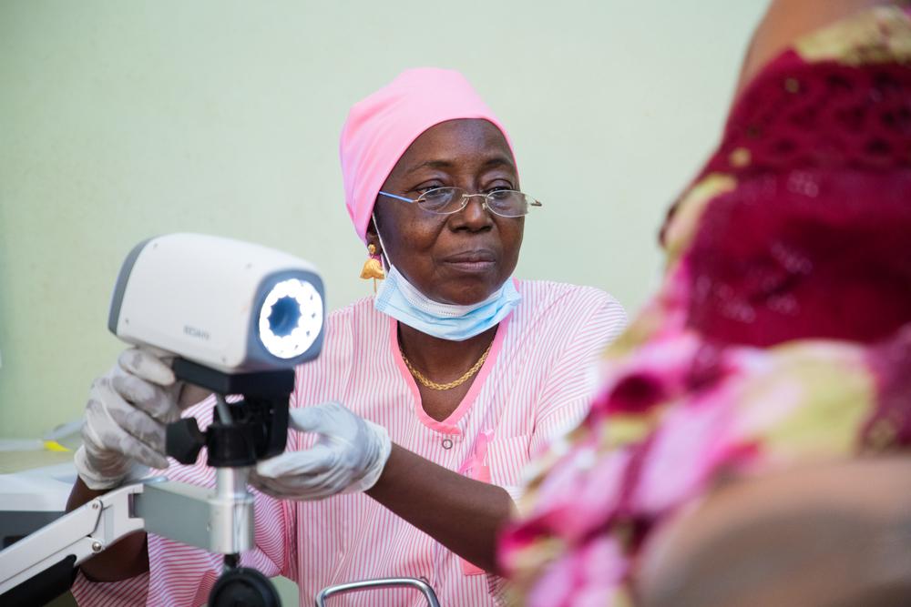 Nene Sow, sage-femme, examine le col de l&#039;utérus d&#039;une patiente pour détecter toute anomalie lors d&#039;une consultation à l&#039;hôpital Gabriel Toure. 