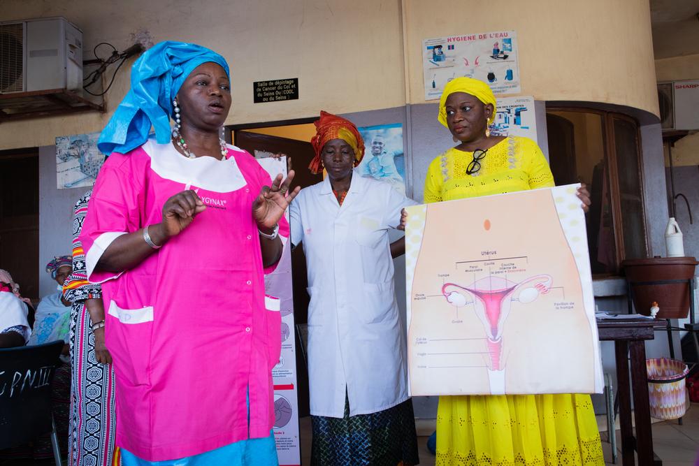 Dr Mama Sy Konaké (à gauche), médecin-chef de la commune VI à Bamako, avec d&#039;autres collègues médecins faisant de la promotion de la santé sur la prévention du cancer du sein et du col de l&#039;utérus. 