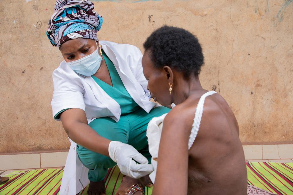 Oumou Kassambara, infirmière MSF, lors d'une visite à domicile d'une patiente atteinte d'un cancer du sein et suivie par le projet oncologique de MSF à Bamako. 