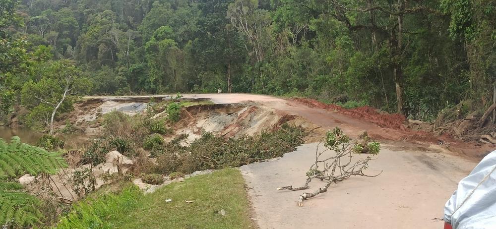 Route entre Ifanadiana et Mananjary. Le cyclone tropical intense Batisrai a frappé Madagascar et a touché terre près de la ville de Mananjary le samedi 5 février 2022 au matin. 