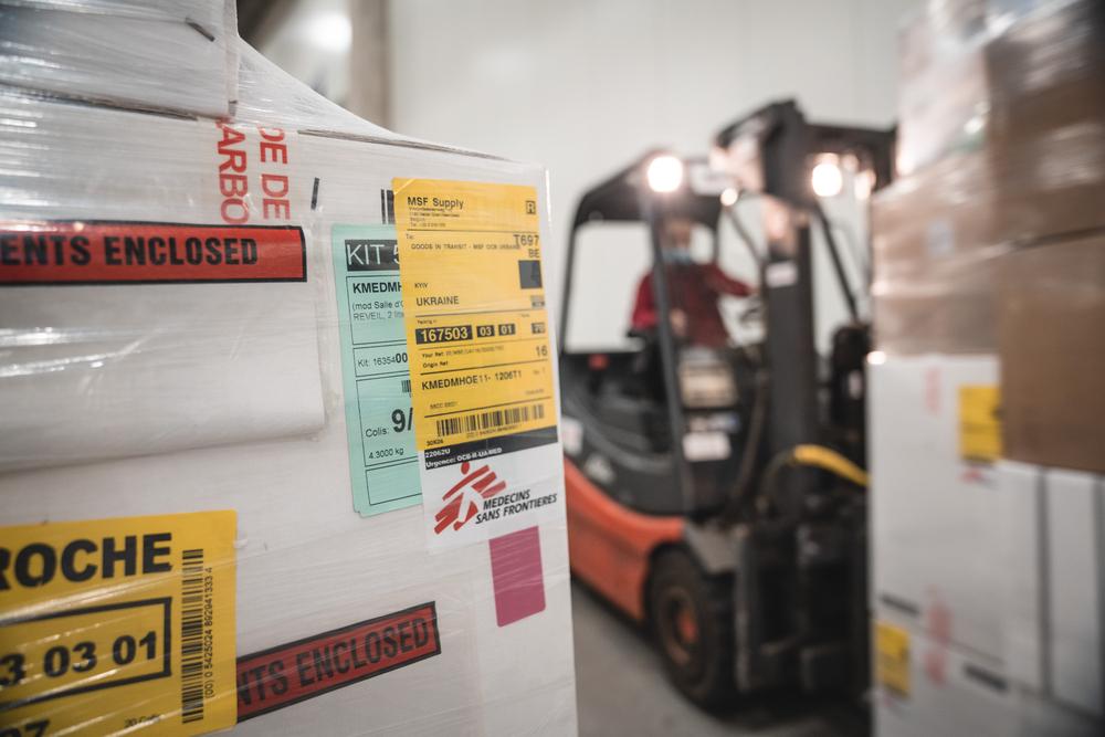 Une partie de la première cargaison de kits d&#039;urgence envoyée en Ukraine depuis l&#039;entrepôt d&#039;approvisionnement de MSF à Bruxelles. 28 février 2022. 
