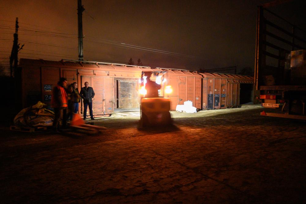 Chargement tard dans la nuit de fournitures médicales d'urgence MSF dans un train à la gare de Lviv, pour être expédiées aussi rapidement que possible vers les hôpitaux de Kiev. 5 mars 2022 
