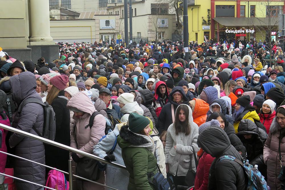 File d&#039;attente de personnes déplacées en partance pour la Pologne à Lviv. 6 mars 2022 