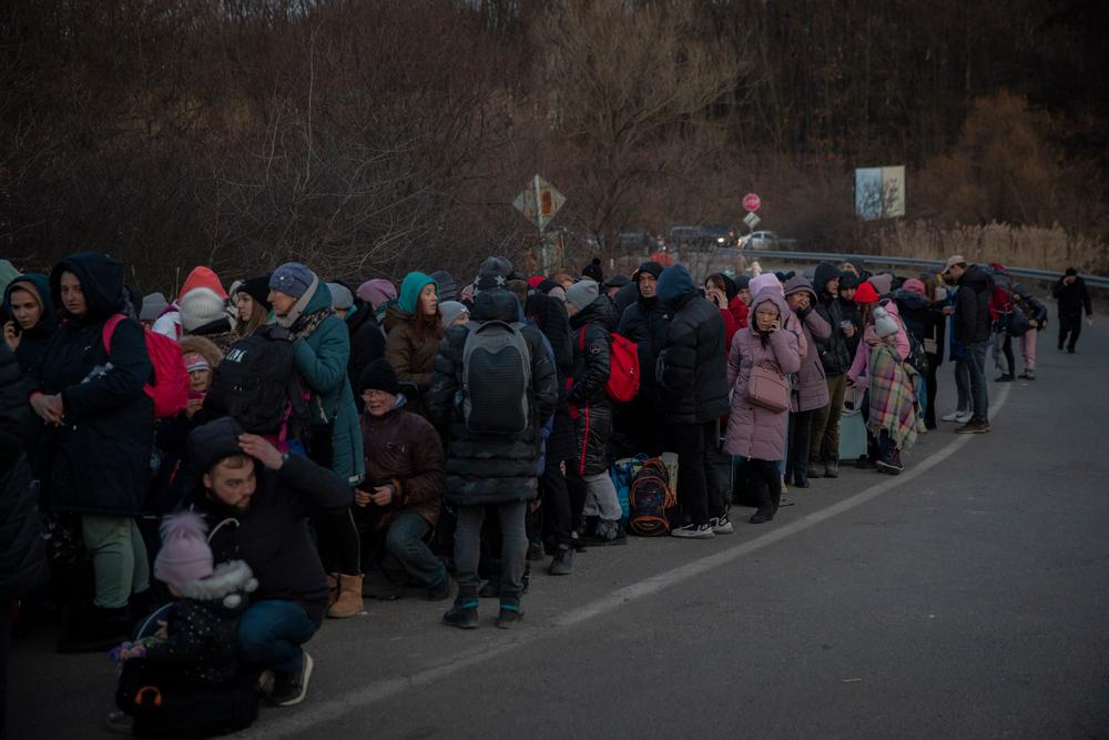 Des centaines de personnes font la queue pour traverser à pied la frontière vers la Slovaquie depuis la ville d&#039;Uzhhorod, dans la région de Transcarpathie en Ukraine, le 6 mars 2022. 