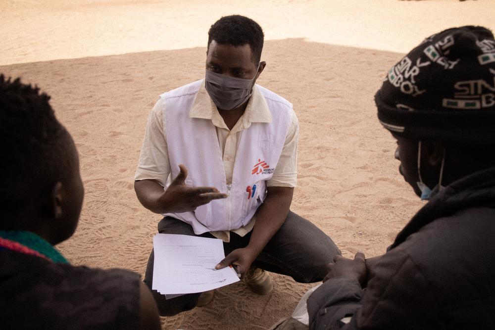 Issuf, médiateur culturel MSF, est chargé de l&#039;identification des ghettos et des &quot; maisons closes &quot; pour rencontrer les migrants de passage à Agadez et leur expliquer les activités de MSF. 