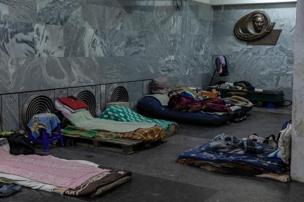  Des personnes se sont réfugiées dans une station de métro, à Kharkiv, en Ukraine, le 11 avril 2022. 