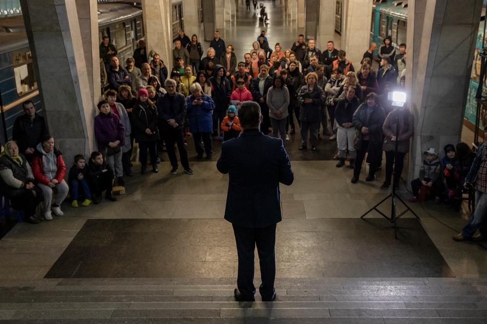 Un groupe de chanteurs donne un concert aux habitants du métro, à Kharkiv, en Ukraine, le 11 avril 2022. 