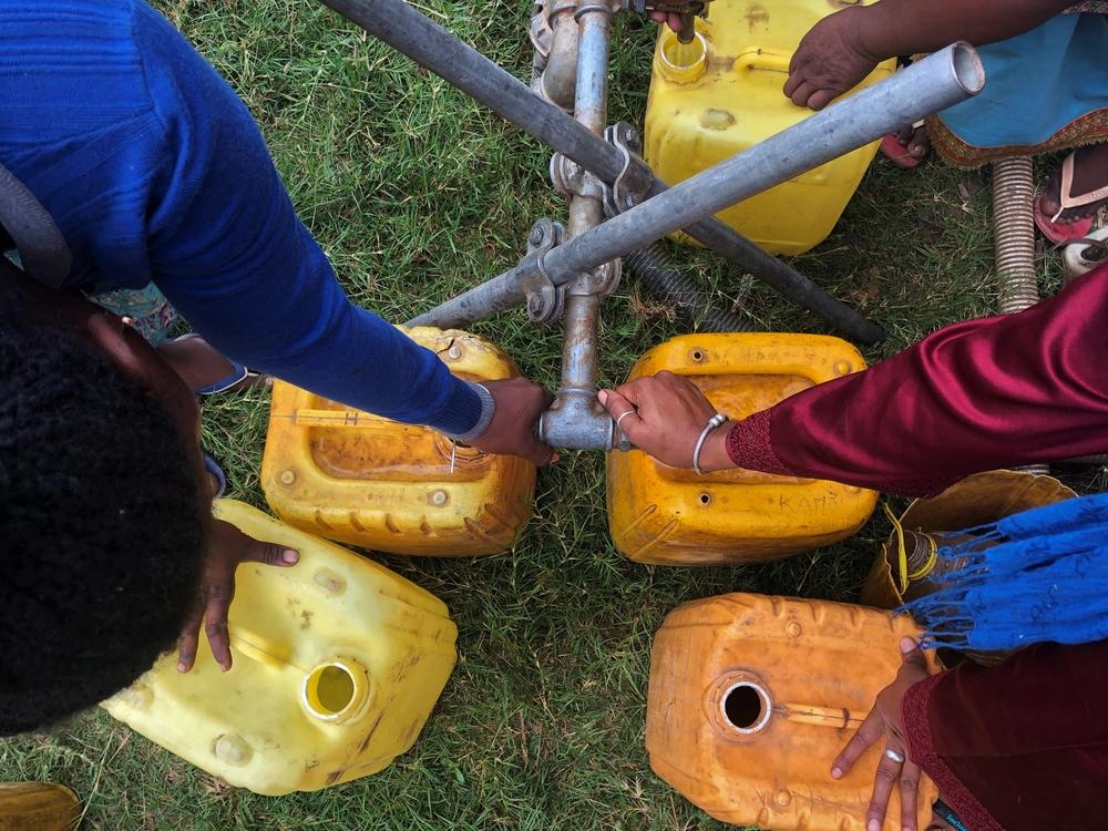 MSF runs water distribution in the village of Fenoiva. 