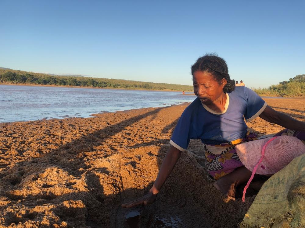 Claudine on the banks of the Mandraré river. She walked for several hours to clean her kitchen utensils in the river.  