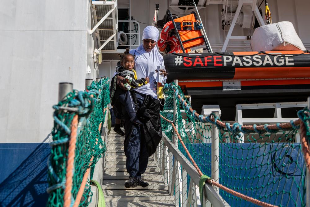 Les 101 survivants du Geo Barents débarquent dans le port d&#039;Augusta. 