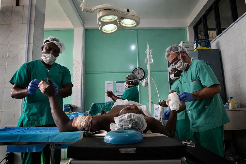 MSF surgeons treat a young patient who was in a motorbike accident. MSF suspended its activities at the end of March to focus on the release of its members. 