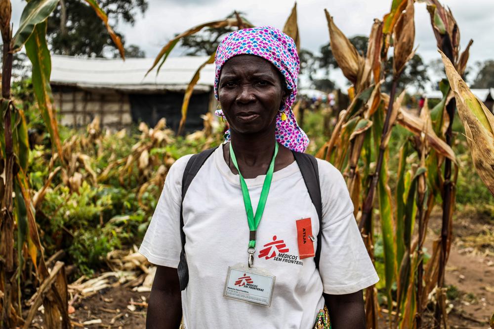 Atija Bacar a 66 ans et vit dans le camp de déplacés Eduardo Mondlane à Mueda, à Cabo Delgado. Elle travaille désormais avec MSF en tant qu'accoucheuse traditionnelle et assiste plus de 100 femmes dans le camp. 
