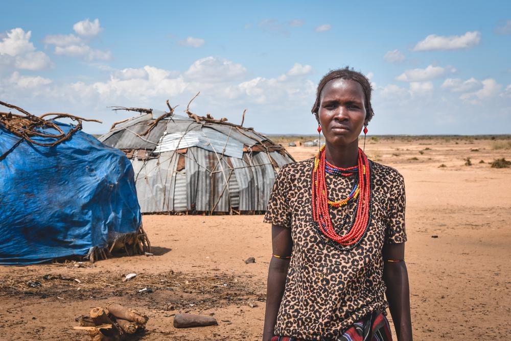 Telite Saani, une mère de 6 enfants, se tient à côté de ce qui était l&#039;étable de sa famille dans le village de Lomadang à Illeret. Tout son bétail et ses moutons sont morts à cause de la sécheresse ravageuse. 