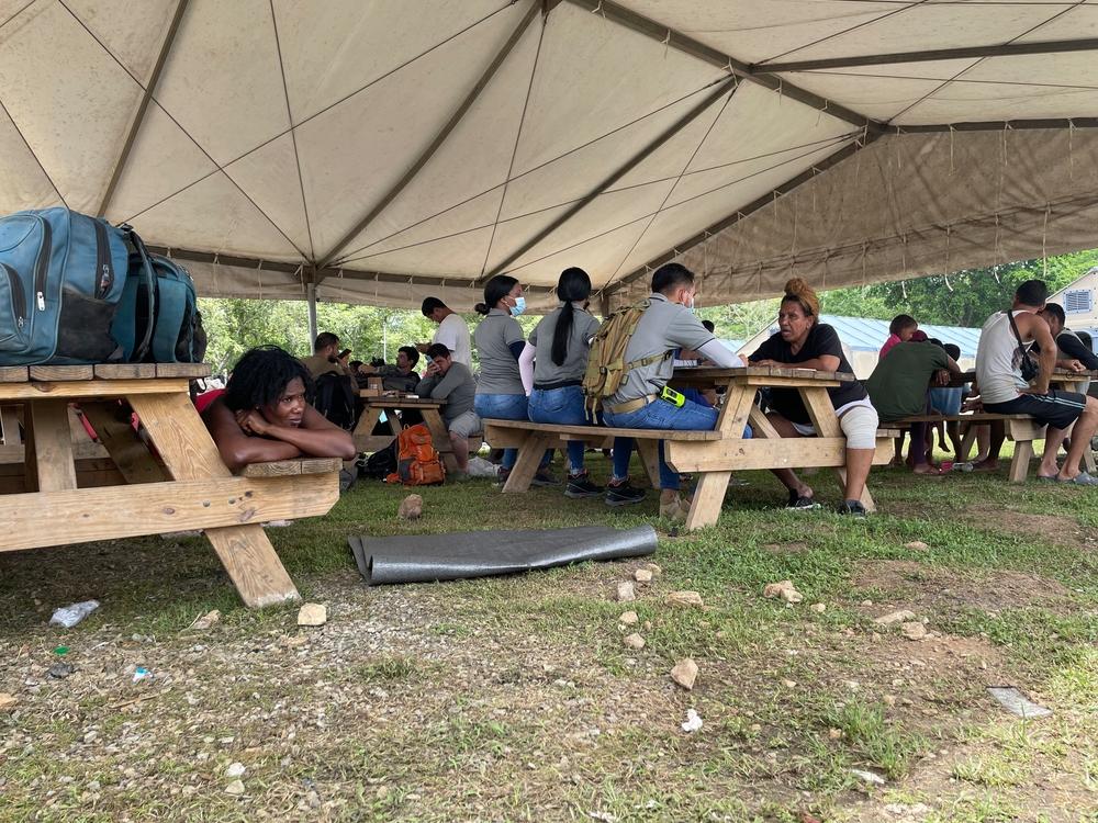 Des migrants sous une tente à San Vicente. Panama.   