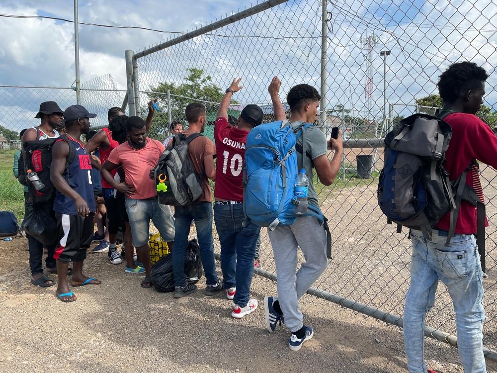 Des migrants attendent un bus à San Vicente. Panama, mai 2022 