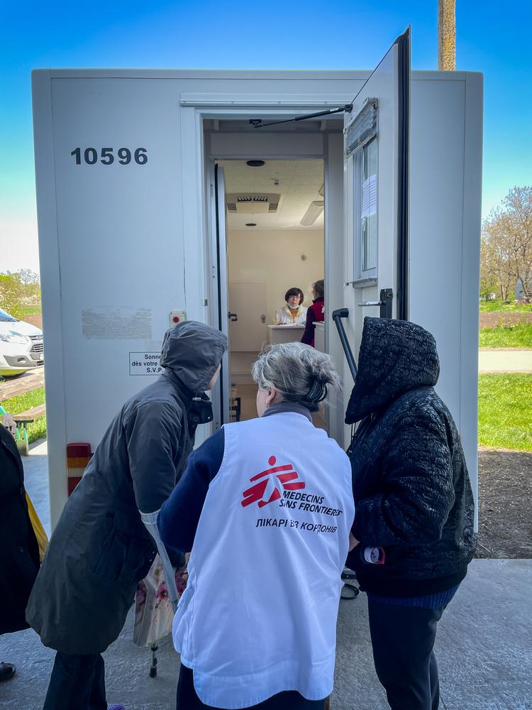 Vue d'une clinique mobile gérée par MSF devant un abri pour personnes déplacées dans l'oblast de Dnipropetrovska. Mai, 2022 