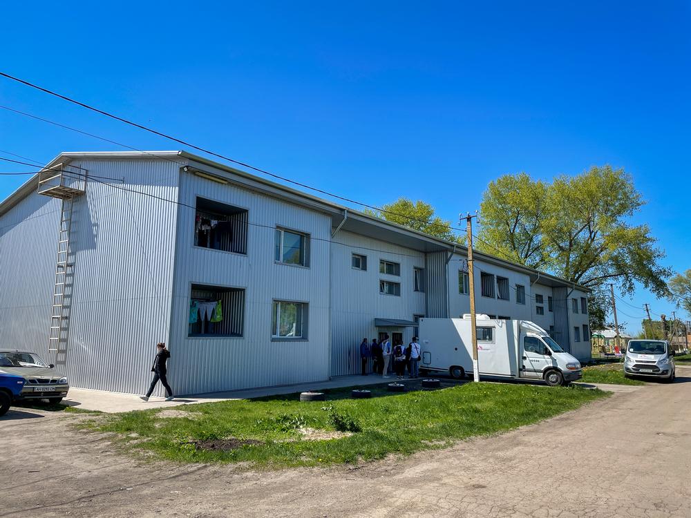 Vue d&#039;une clinique mobile gérée par MSF devant un abri pour personnes déplacées dans la région de Dnipropetrovska. 