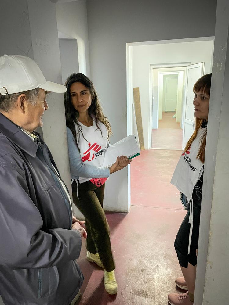 Lina Villa, responsable des activités de santé mentale de MSF, et son collègue discutent avec une personne séjournant dans un abri de la région de Dnipropetrovska, où MSF gère une clinique mobile pour fournir des soins médicaux et de santé mentale. 