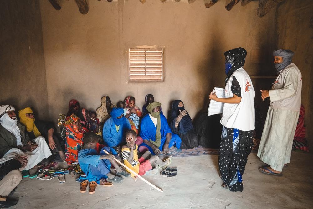 L&#039;équipe MSF sensibilise les patients et les soignants à l&#039;importance de la prévention des maladies au centre de santé MSF ICCM dans le village de Tiboraguène à Tombouctou. 