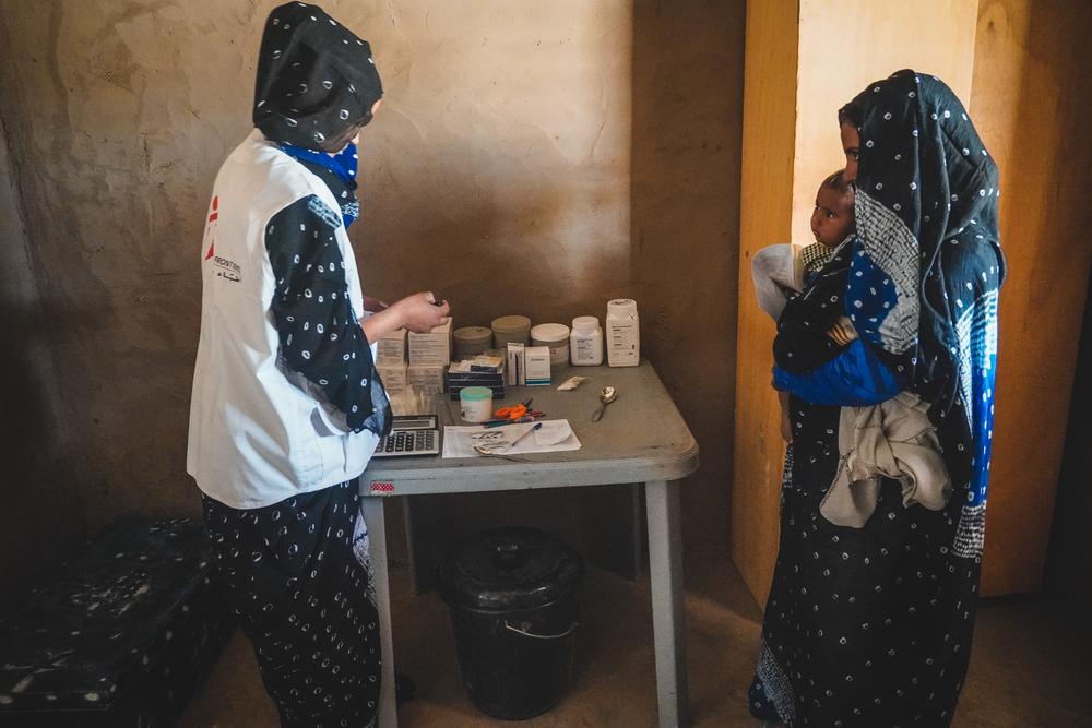 Mahassa walet, ASC MSF, prépare des médicaments à donner à une mère dans la case de santé ICCM de MSF située dans le village de Tiboraguène à Tombouctou. 