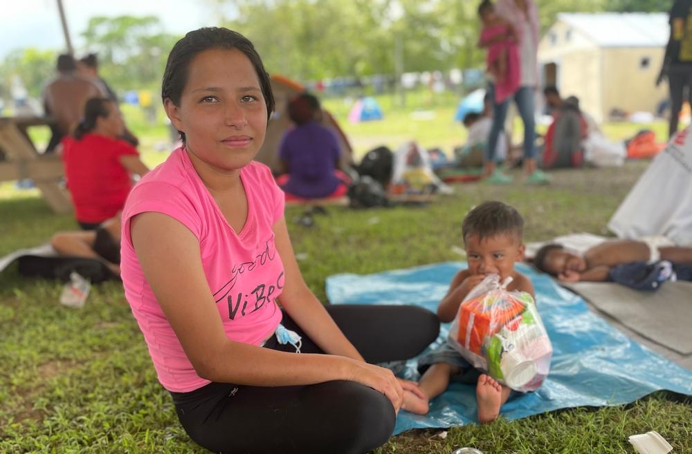 Centre de migration de San Vicente Yuleidi Peña, une migrante du Venezuela avec son fils dans le centre d&#039;accueil de San Vicente, sans endroit pour dormir.  