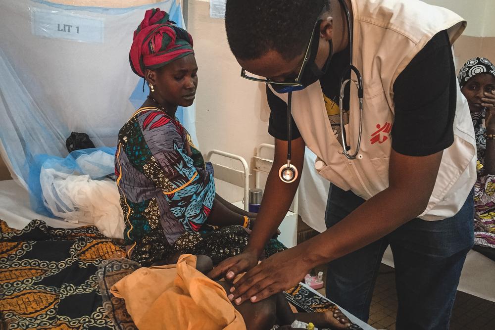 Dr Elwise de MSF examine un enfant hospitalisé dans la salle d’URENI de l’hôpital de Niafounké soutenu par MSF au nord du Mali. 