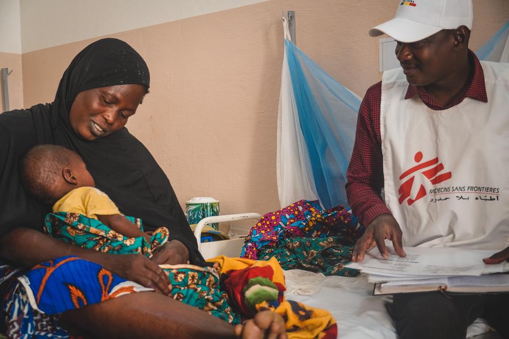 Hamadoun Cissé, agent promotion de santé MSF, cause avec une mère sur l’état de santé de son enfant dans la salle URENI de l’hôpital de Niafounké appuyé par MSF au nord du Mali. 