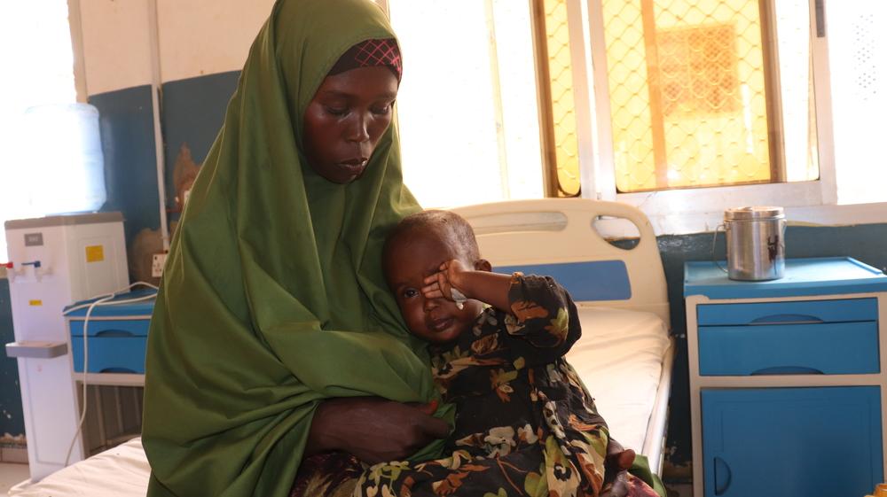Sadiya Abdikadir, 3 ans, du camp de déplacés de Nimole, a été diagnostiquée avec la rougeole et admise à l'hôpital BRH soutenu par MSF. Baidoa, Somalie. Mai, 2022 