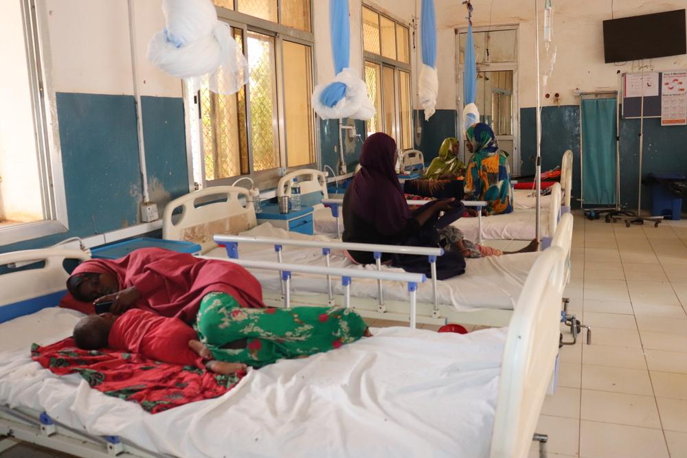 Des patients atteints de la rougeole dans le service d&#039;isolement du BRH où ils reçoivent un traitement. Hôpital régional de Bay, Baidoa, Somalie. Mai, 2022 