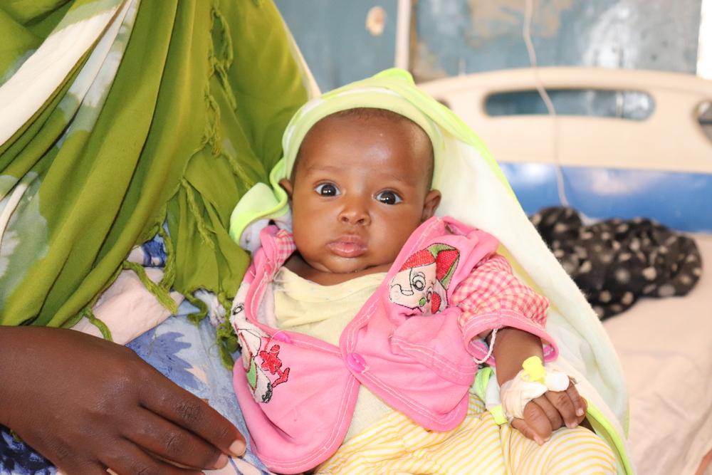 Yasmin Ibrahim, 5 mois, a été admise avec la rougeole à l&#039;hôpital régional de Bay, soutenu par MSF, à Baidoa, en Somalie. Mai, 2022 