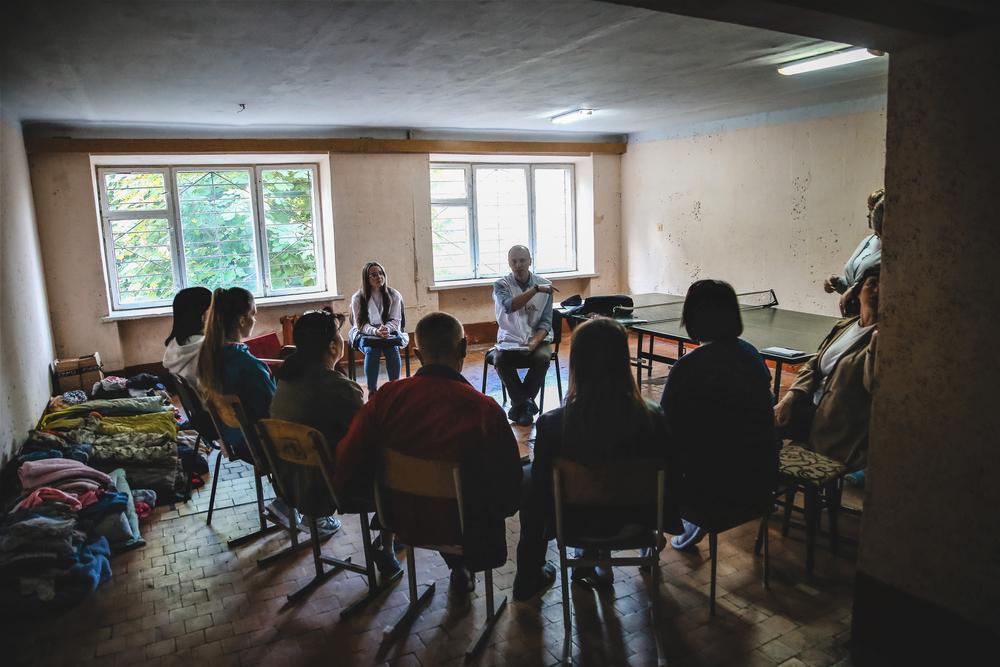 Des personnes déplacées de l'est de l'Ukraine assistent à une séance de psychoéducation dans la ville d'Ivano-Frankivsk, dans le sud-ouest du pays. Mai 2022 