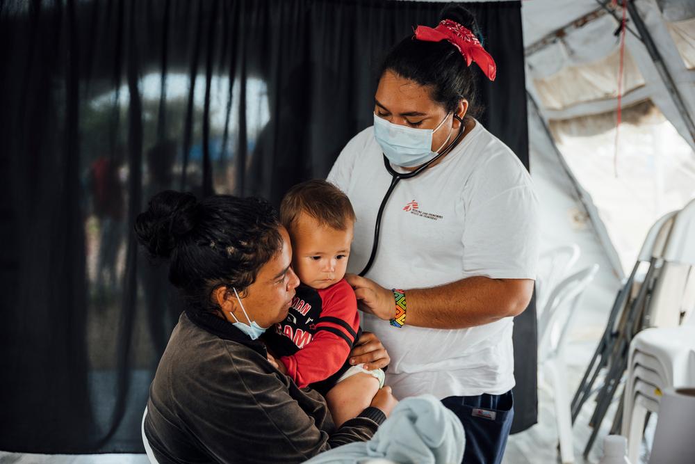 Des migrants en provenance de pays comme Haïti, le Venezuela, Cuba, le Sénégal, le Cameroun, le Bangladesh, le Népal, entre autres, arrivent au centre d'accueil des migrants de San Vicente. 